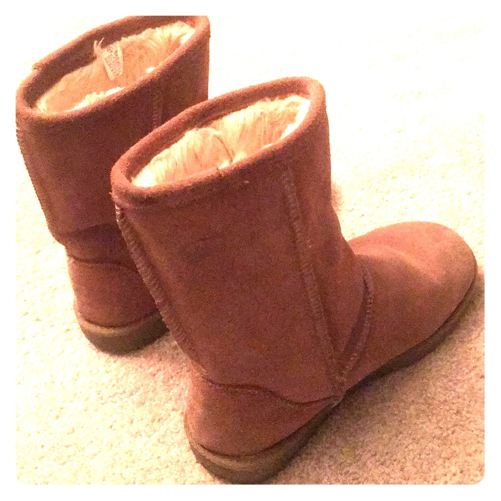 Off-brand UGG in tan color (size 6)